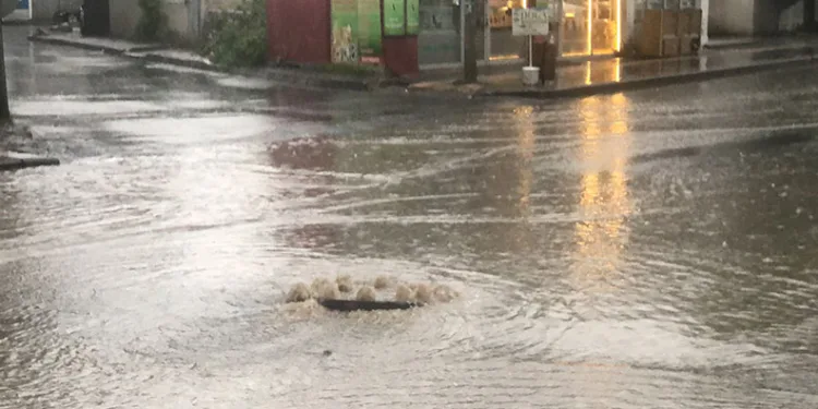 Kars’ta sağanak caddeleri göle çevirdi