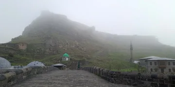 Kars sis bulutları arasında kayboldu