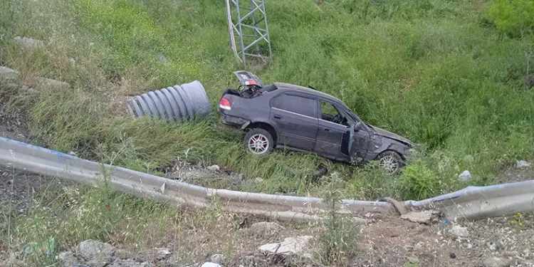 Elazığ’da otomobil şarampole uçtu: 2 yaralı