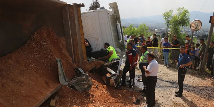 Devrilen hafriyat kamyonu otomobili ezdi: 3 yaralı