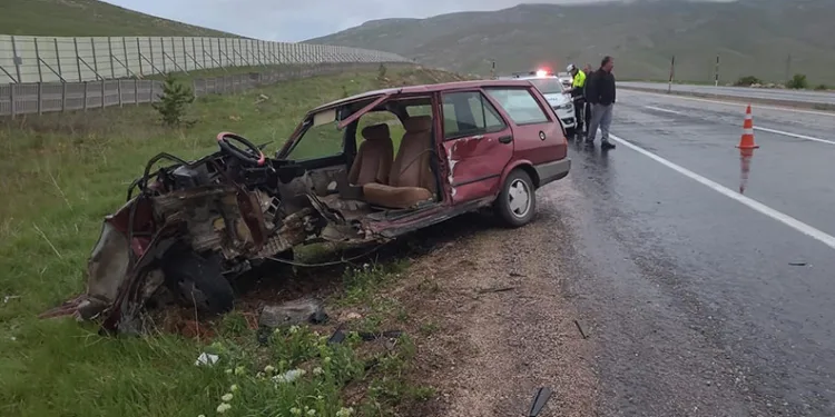 Otomobil adeta ortadan ikiye bölündü