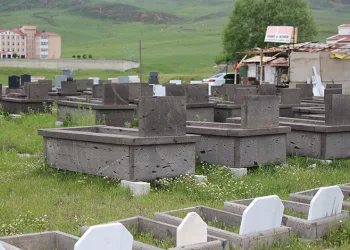 Ölmeyen kaynanaya indirimli mezar taşı