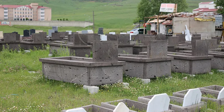 Ölmeyen kaynanaya indirimli mezar taşı