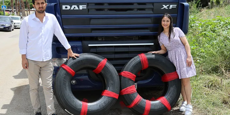 Düğünde altın yerine lastik takıldı