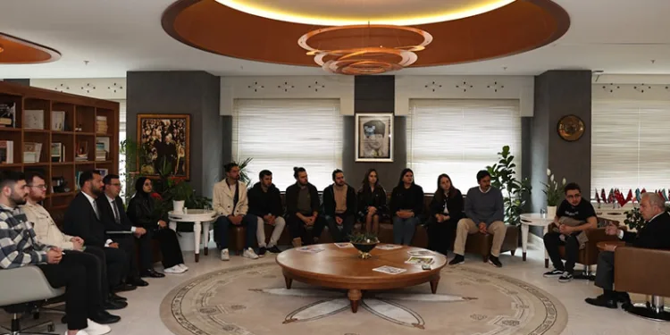 Şadi Özdemir’den gençlere ‘Yanınızdayız’ mesajı