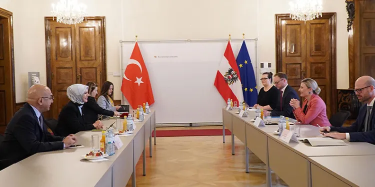 Bakan Göktaş, Avusturyalı mevkidaşı Raab ile görüştü