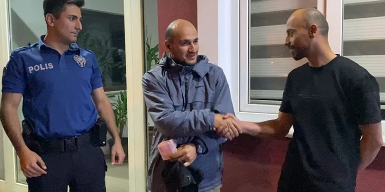 Bursa’da yolda bulduğu 25 bin lirayı sahibine teslim etti