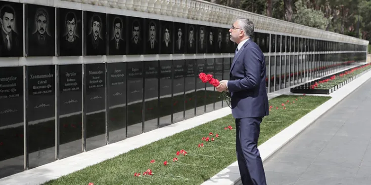 Bakan Işıkhan, Bakü’de şehitlikleri ziyaret etti