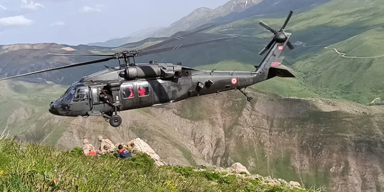 Dağda ayağı kırılan vatandaş helikopter ile kurtarıldı