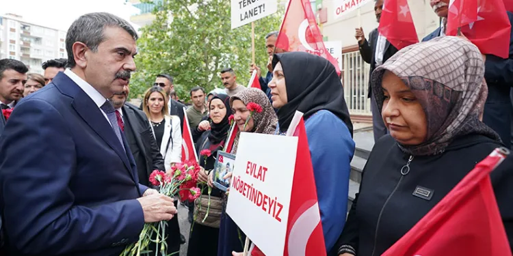 Bakan Tekin’den Diyarbakır annelerine ziyaret