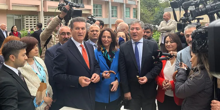 CHP’li milletvekilleri TBMM’den Milli Eğitim Bakanlığına yürüdü