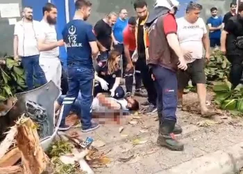 Otomobil yayalara çarpt: 1 ölü, 3 yaralı