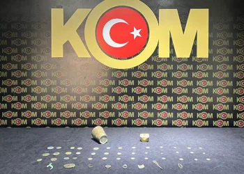 İzmir’de Bizans dönemine ait sikke ve objeler ele geçirildi