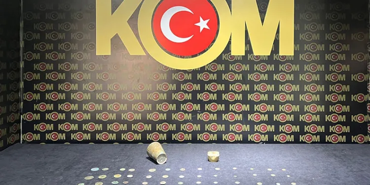 İzmir’de Bizans dönemine ait sikke ve objeler ele geçirildi