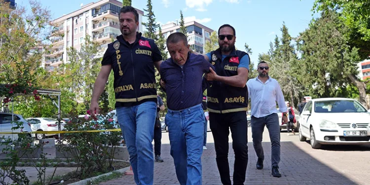 2 kişiyi meyve bıçağıyla öldüren katil zanlısı: “Başımı eğmenize gerek yok”