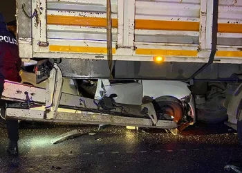 Kontrolden çıkan araç tırın altına girdi: 1 ölü, 2 yaralı