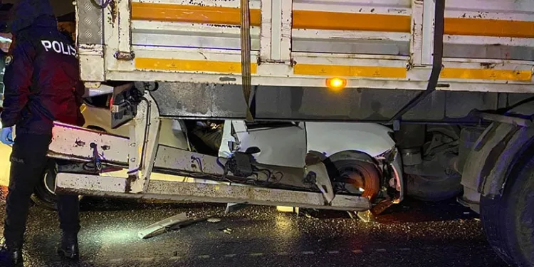 Kontrolden çıkan araç tırın altına girdi: 1 ölü, 2 yaralı