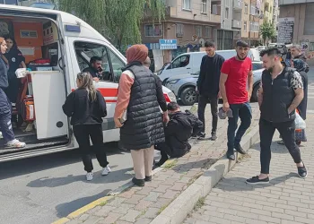Kaldırımda yürüyen gence bıçaklı saldırı