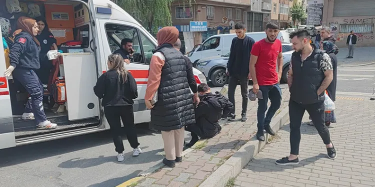 Kaldırımda yürüyen gence bıçaklı saldırı