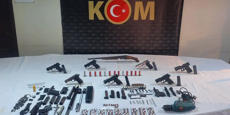 İzmir’deki yasa dışı silah ticaretine 7 tutuklama