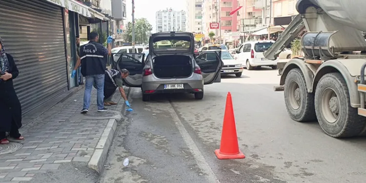 Otomobiliyle giderken silahla vuruldu