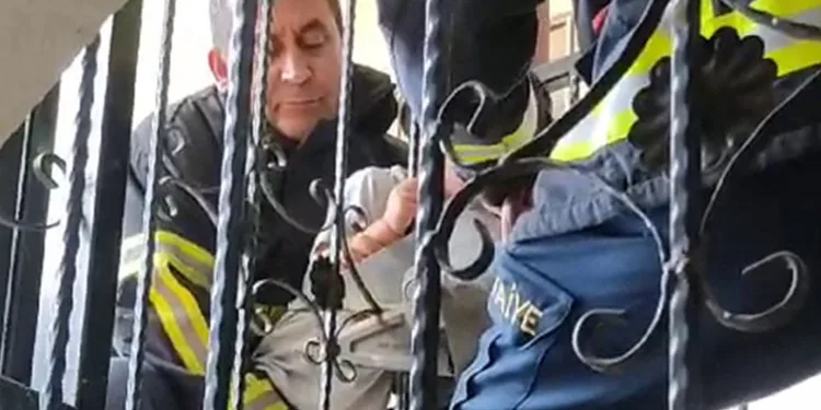 Kafası demir korkuluğa sıkışan çocuk kurtarıldı