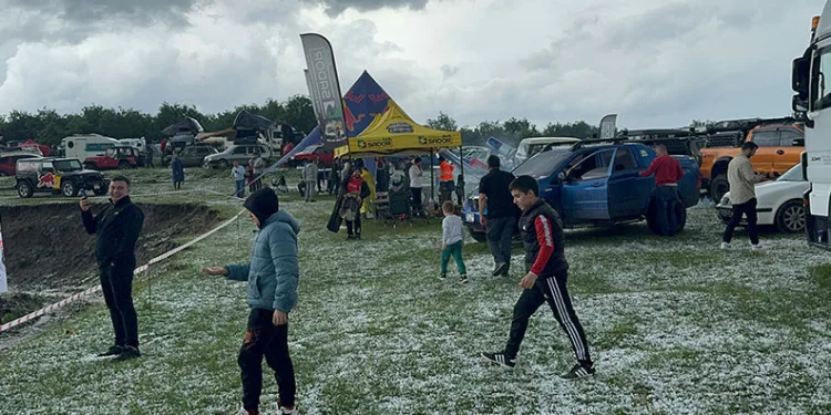 Kar değil dolu yağdı