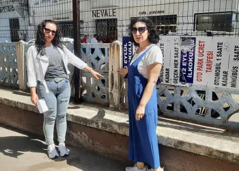 Bursa’da okulun çatlayan bahçe duvarları tehlike saçıyor