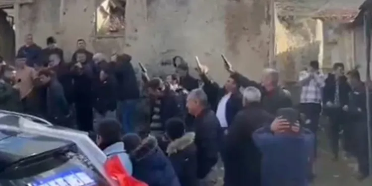 Muhtar ve beraberindekiler düğünde tabancaları çapraz tutarak ateş etti