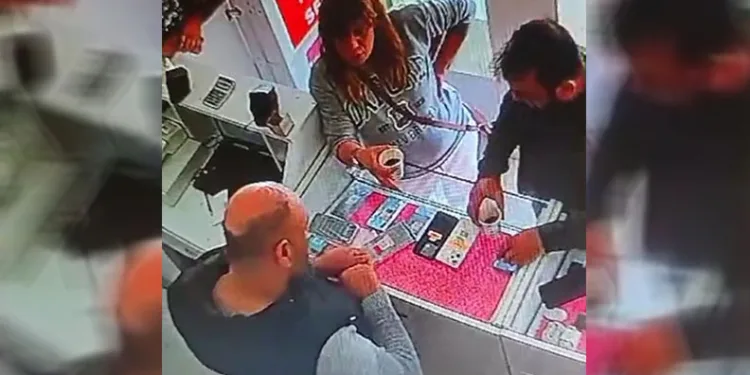Çay ısmarlatıp telefon çaldılar