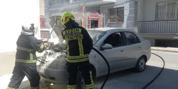 Park halindeki otomobilde yangın çıktı