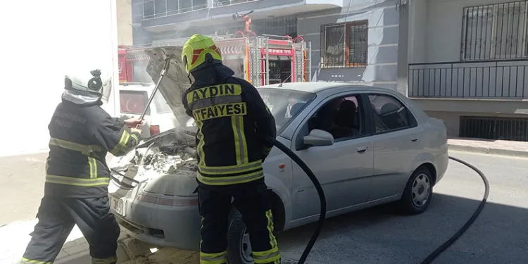 Park halindeki otomobilde yangın çıktı