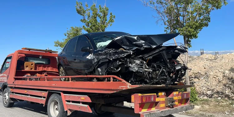 Otoyolda otomobil bariyerlere çarptı: 5 yaralı