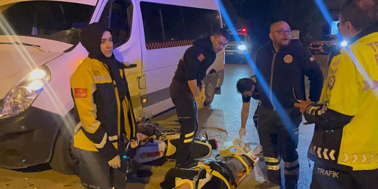 Minibüse çarpan motosikletteki 2 kişi yaralandı