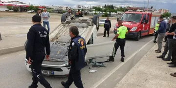 Otomobil, refüje çarparak takla attı