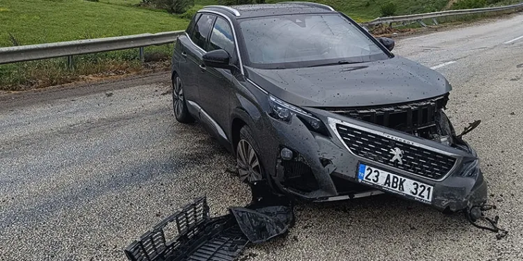 Kontrolden çıkan otomobil bariyerlere çarptı
