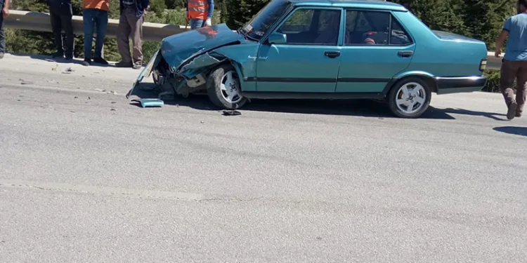 Burdur’da kavşakta iki otomobil çarpıştı: 1 yaralı