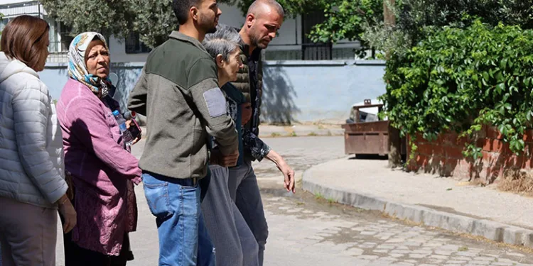 Turgutlu’da ev yangını: 1’i ağır 5 yaralı