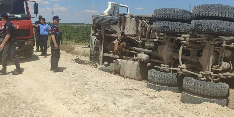 Devrilen kum yüklü kamyonun sürücüsü ağır yaralandı