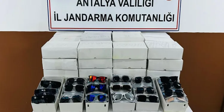 Otobüsten bin 500 adet kaçak güneş gözlüğü çıktı