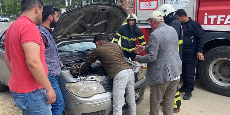 Seyir halindeki otomobil alev aldı