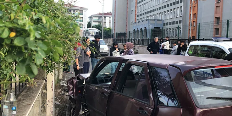 17 yaşındaki ehliyetsiz sürücü izinsiz aldığı arabayla kaza yaptı