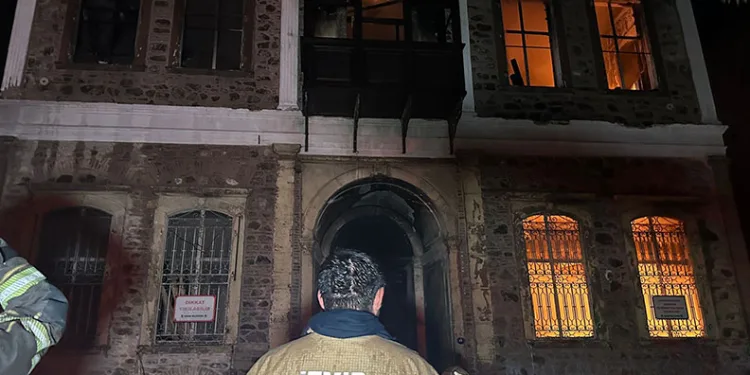 İzmir’de tarihi bina küle döndü