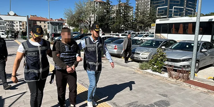 Balkondan girip eski sevgilisinin arkadaşını öldürdü