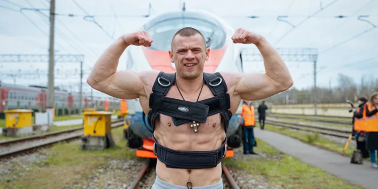 Rus atlet, 650 tonluk treni çekerek dünya rekoru kırdı