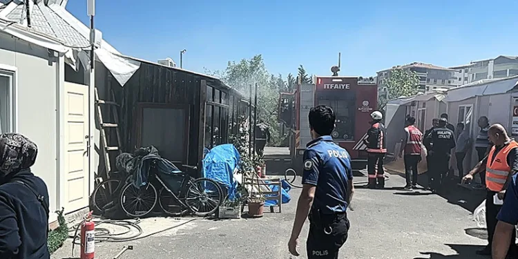 Konteyner yangını büyümeden kontrol altına alındı