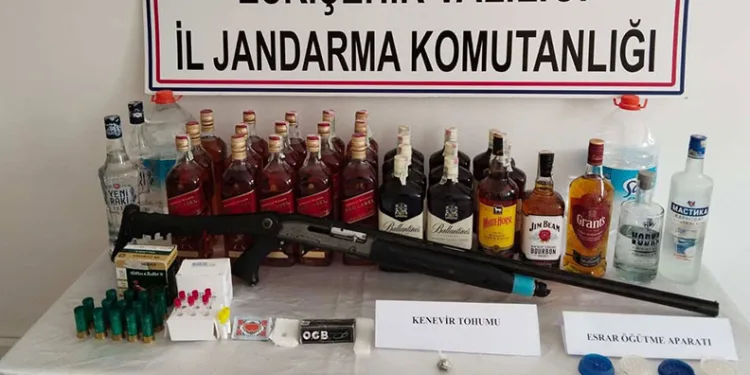 Kaçak alkol satan şahsa jandarma operasyonu