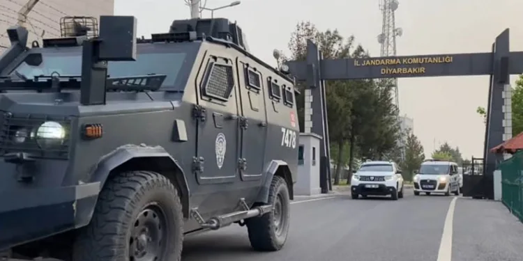 Diyarbakır’da aralarında avukatların da olduğu 20 şüpheli gözaltına alındı