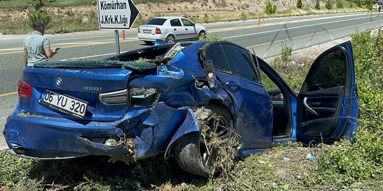 Elazığ’da otomobil yoldan çıktı: 1’i ağır 2 yaralı