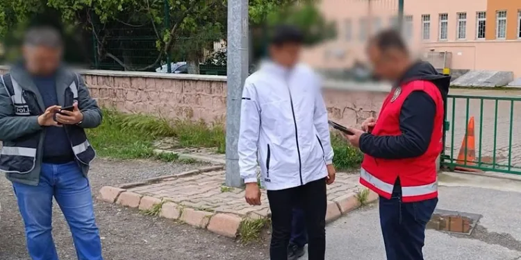 Okul çevresinde küçük çocuklara sigara satanlara operasyon
